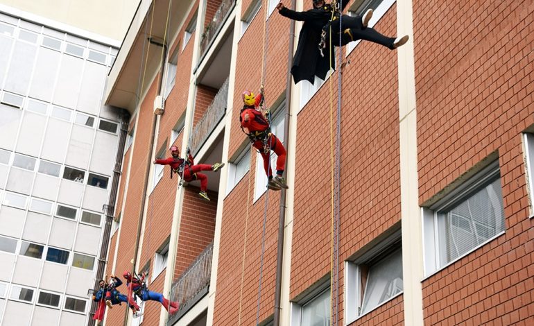 I Super Eroi Acrobatici portano i regali ai piccoli pazienti dell’Aou Senese