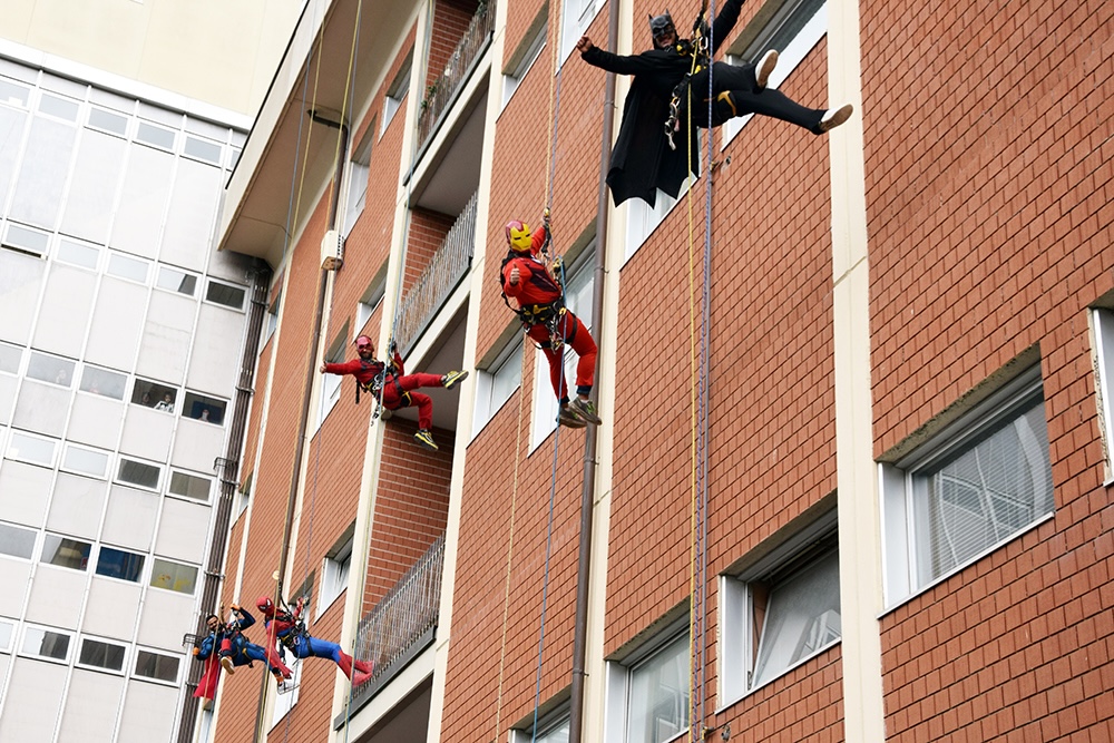 I Super Eroi Acrobatici portano i regali ai piccoli pazienti dell’Aou Senese