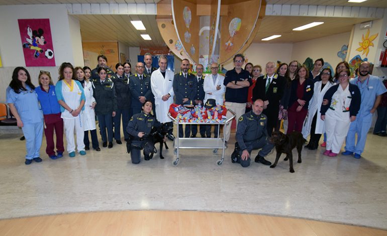 Sorrisi e allegria per i bambini dell’ospedale Santa Maria alle Scotte grazie alla Guardia di Finanza