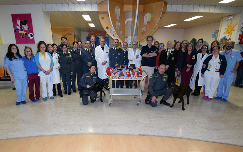 Sorrisi e allegria per i bambini dell’ospedale Santa Maria alle Scotte grazie alla Guardia di Finanza