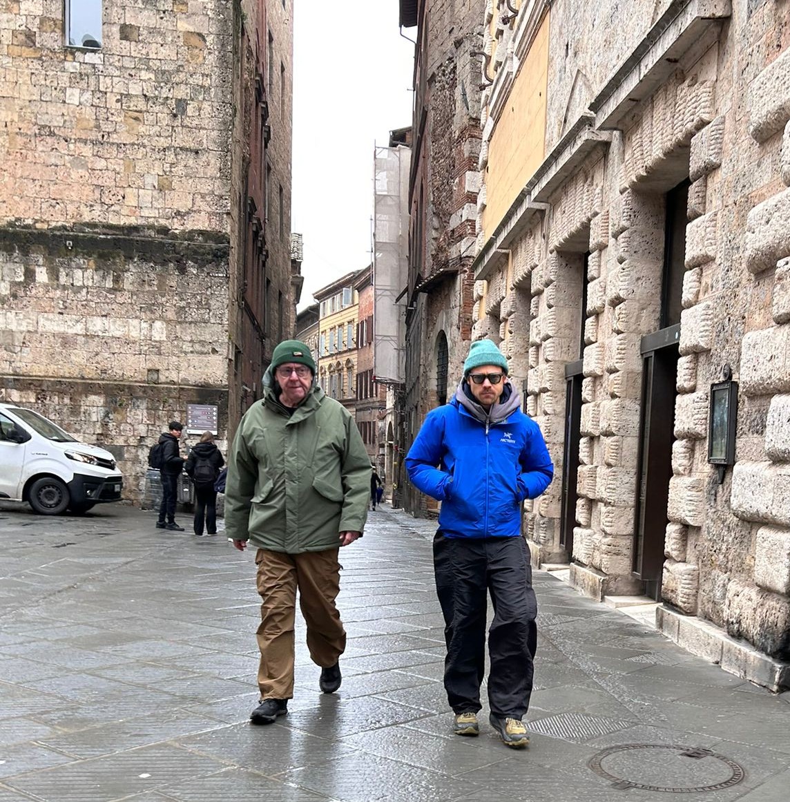 Harry Styles a Siena: tra caffè e selfie, un’icona in incognito