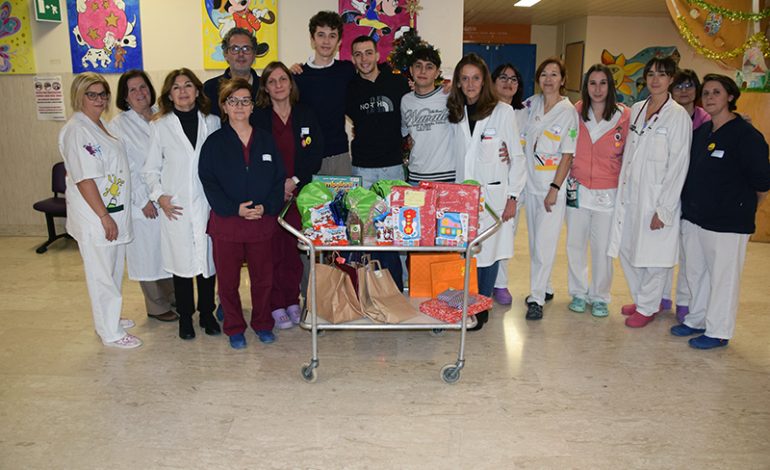 Un gesto d’amore da Siena: Gli studenti del Piccolomini portano gioia in ospedale