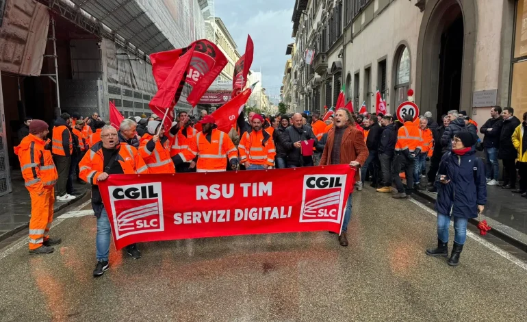 Telco, manifestazione a Firenze. Slc Cgil: “Le istituzioni intervengano”