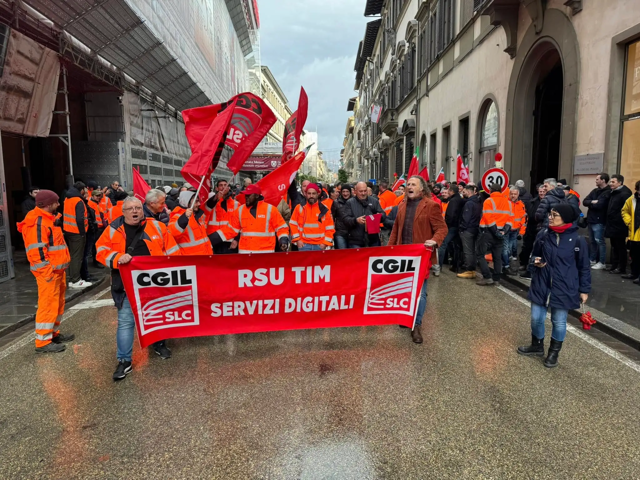 Telco, manifestazione a Firenze. Slc Cgil: “Le istituzioni intervengano”