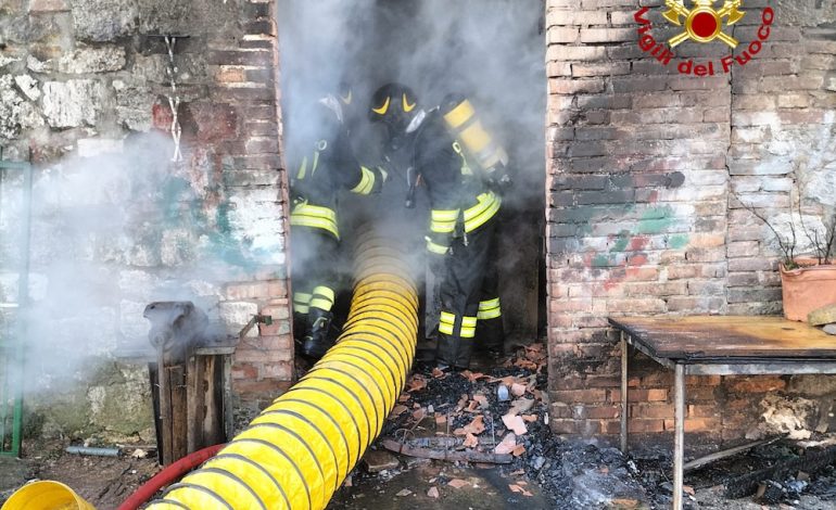 Incendio in un garage a Monticiano, una persona al 118