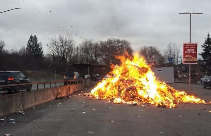 Incendio in Massetana Romana, traffico ripristinato