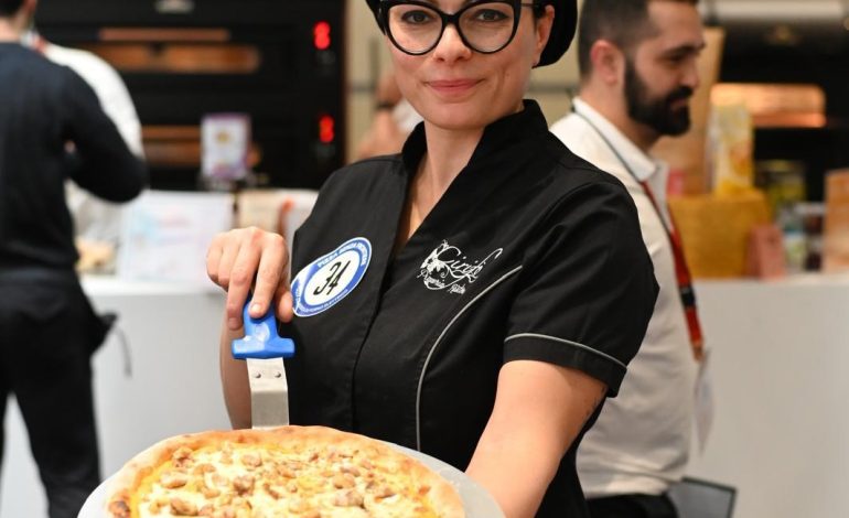 A Sinalunga ha la sua pizza mondiale. 5° posto assoluto per Cinzia Tavanti al Sigep di Rimini