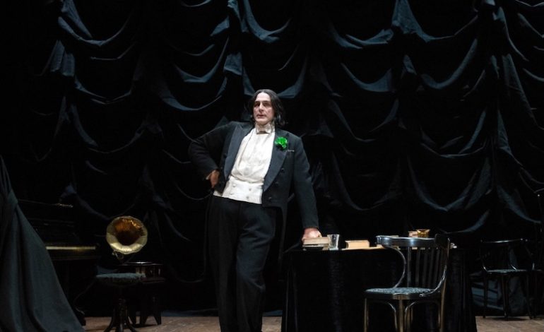 Oscar Wilde apre il 2025 dei Teatri di Siena. Daniele Pecci sul palco con “Divagazioni e Delizie”