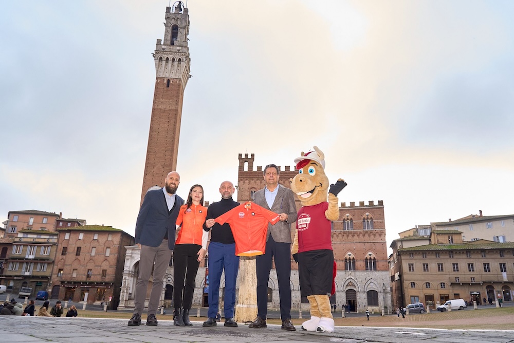 Cresce l’attesa per il weekend di Strade Bianche. Vegni: “Ci sarà Pogacar”. Estra title sponsor della Gran Fondo, con 6.500 partecipanti al via