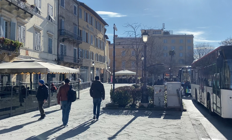 Degrado in piazza Gramsci, situazione insostenibile. L’ira dei commercianti: “Alcol e risse sono all’ordine del giorno”