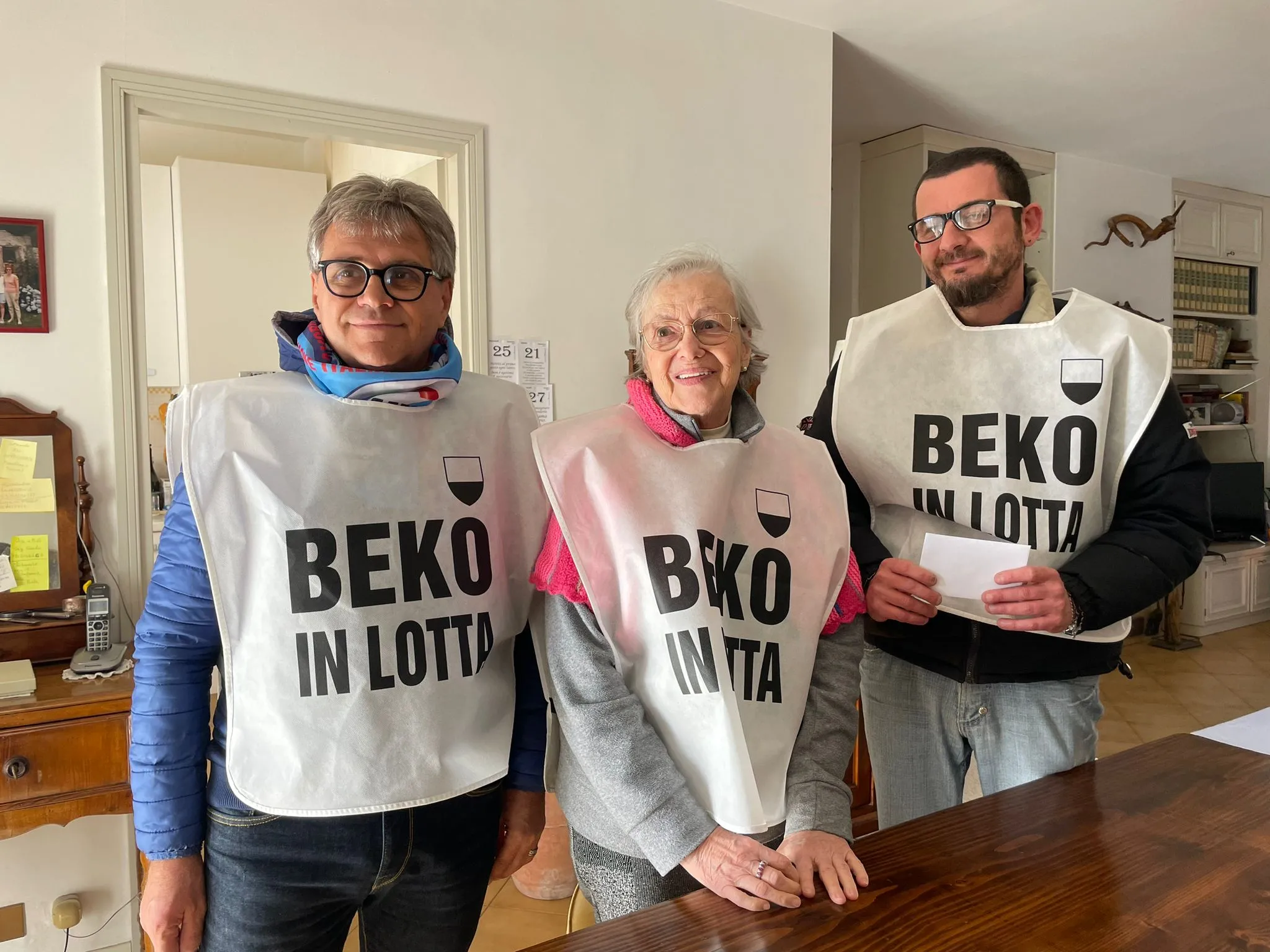 Usa la pensione per aiutare gli operai di Beko: il dono di un’ottantenne senese