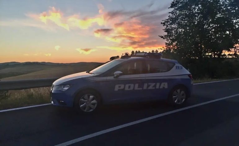 Contromano in Massetana Romana con l’auto rubata: arrestato un ventenne dopo una fuga da film