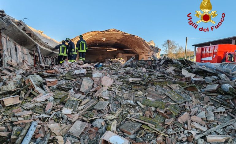 Asciano, crolla un capannone. Coinvolte una quarantina di pecore