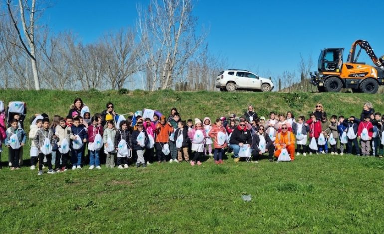 “Argini Fioriti”, i sorrisi di 70 bambini illuminano l’Ombrone a Buonconvento