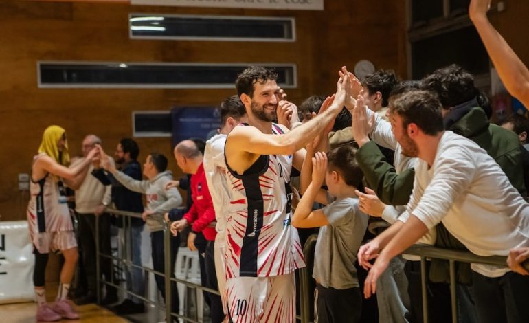 La Virtus vince ancora e raggiunge la Mens Sana. Primo sorriso per il Costone in poule promozione