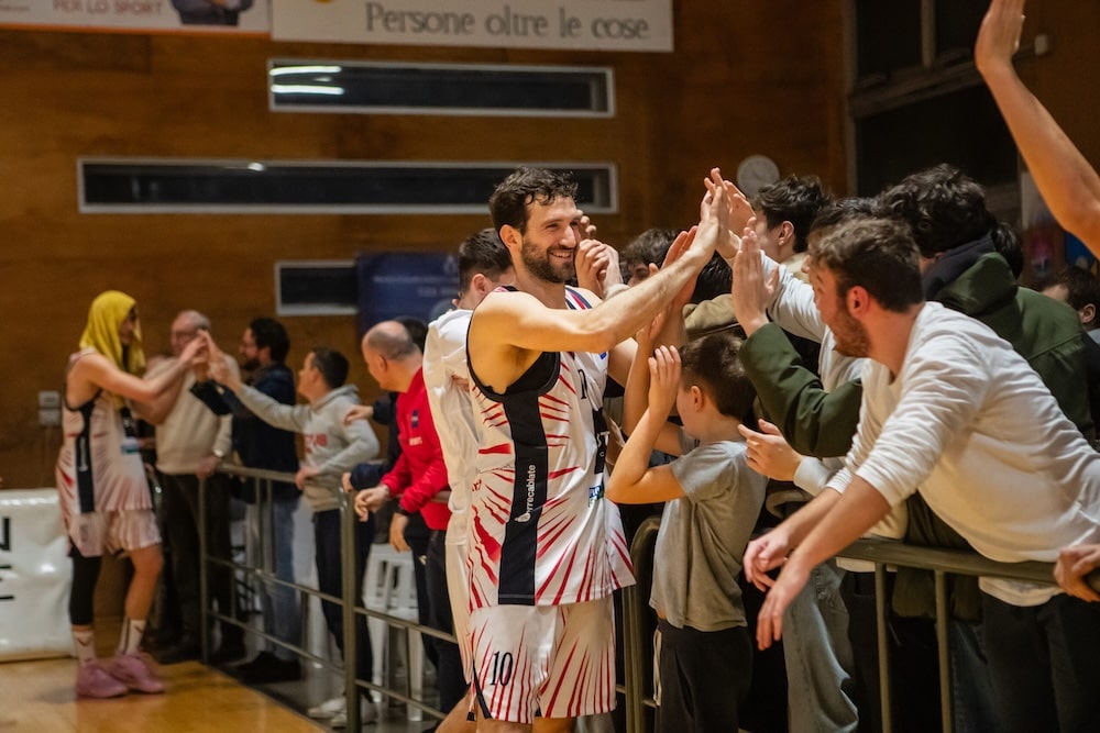 La Virtus vince ancora e raggiunge la Mens Sana. Primo sorriso per il Costone in poule promozione