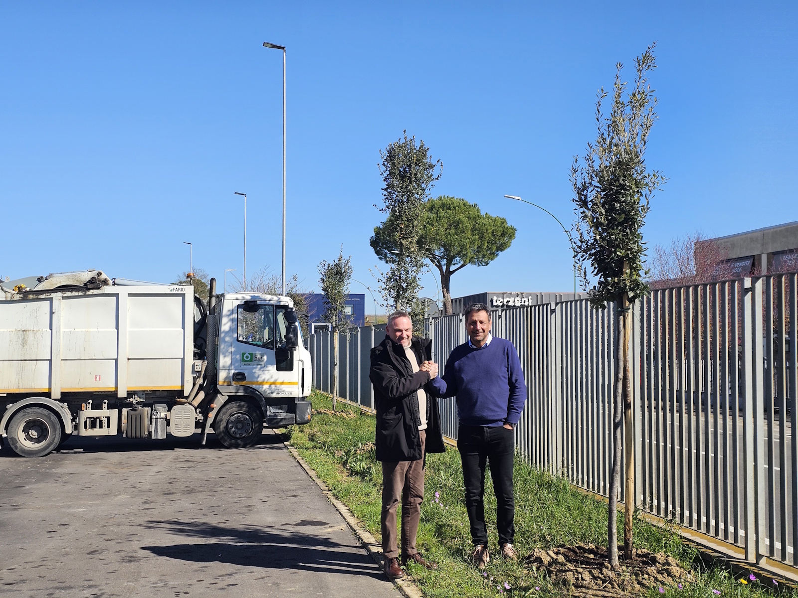 Sei Toscana pianta 15 alberi per la compensazione di CO2 emessa durante Strade Bianche