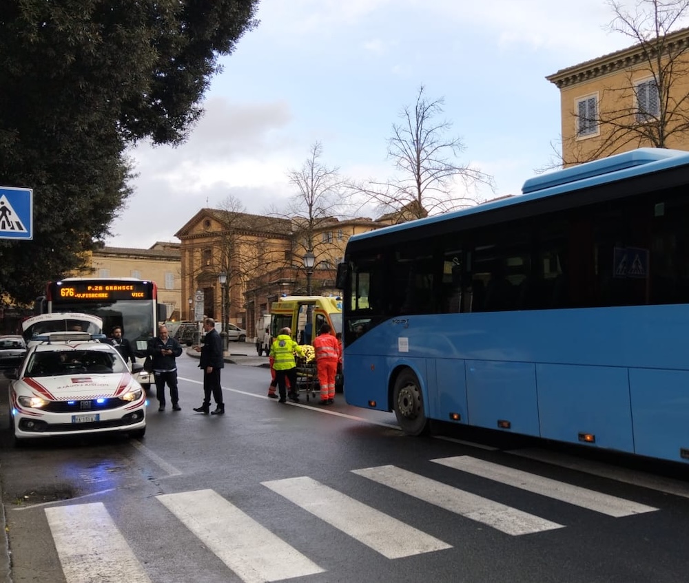 Minorenne investita da un bus alla Lizza, è in codice 2 alle Scotte