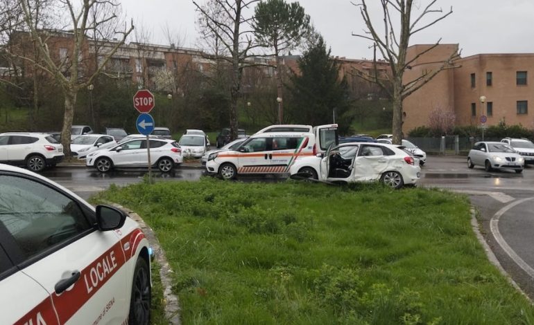 Incidente alla rotatoria tra ponte di Malizia e Viale Bracci