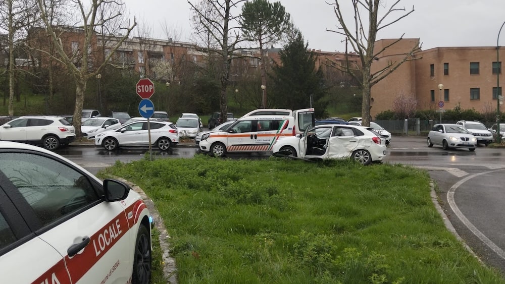 Incidente alla rotatoria tra ponte di Malizia e Viale Bracci