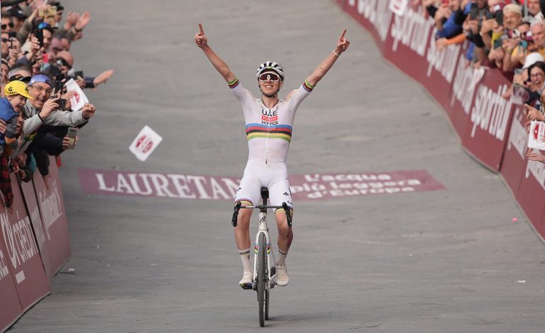 Pogacar nella storia di Strade Bianche: cade, poi stravince e prende Cancellara