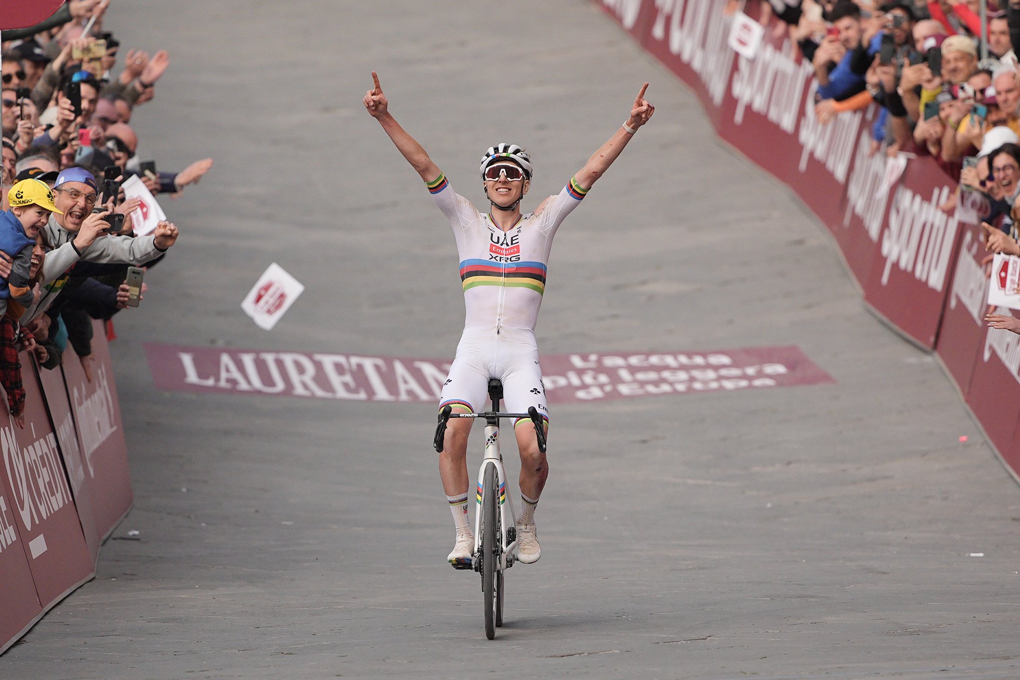 Pogacar nella storia di Strade Bianche: cade, poi stravince e prende Cancellara