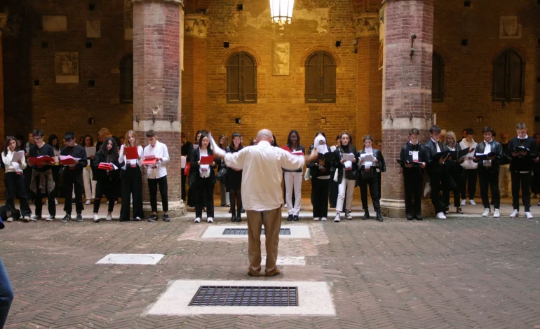 Tornano anche nel 2025 “Parole in cammino” e “100 Canti per Siena”. Le due kermesse letterarie dal 10 al 13 aprile