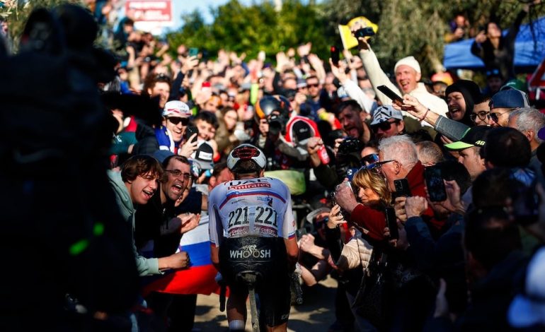 Pogacar punta all’impresa di Cancellara, ci provano anche Pidcock e Van Gils. Tutti i partecipanti alla Strade Bianche 2025