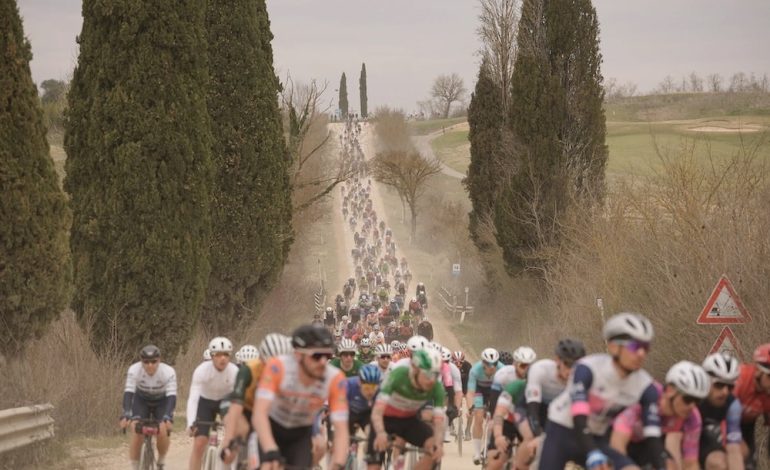 Gran Fondo Strade Bianche Estra, la festa dei 6.500 sulle orme di Pogacar e Vollering