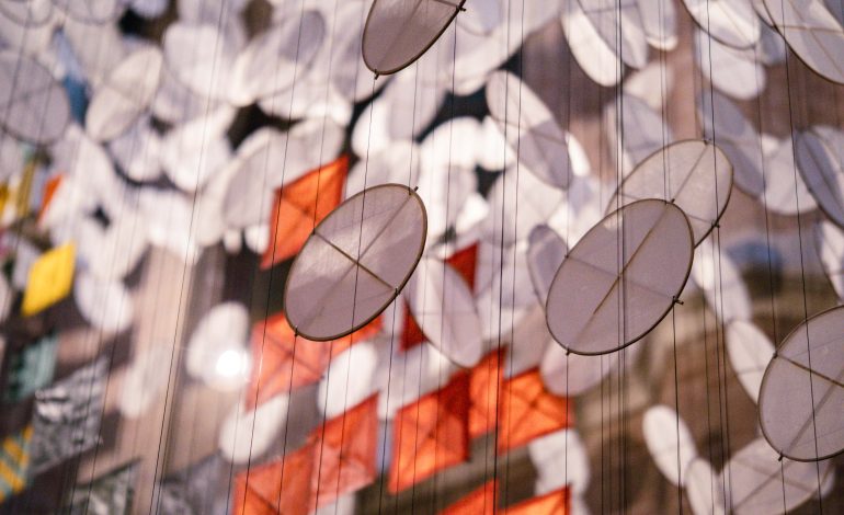 “Path to the Sky”, le opere di Jacob Hashimoto in mostra al Santa Maria della Scala fino al 30 settembre