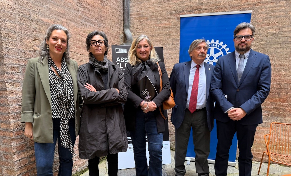“Assistere il Buio”: 17 artisti per 17 lanterne d’illuminazione pubblica. L’arte contemporanea illumina il centro storico di Siena