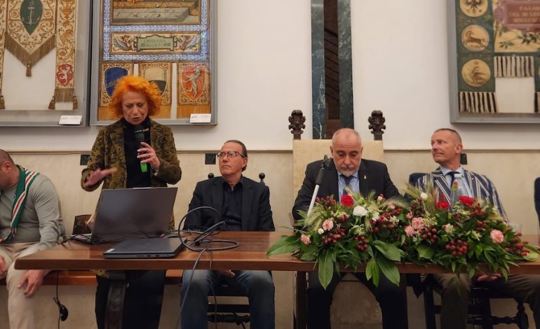 Oca, presentata la collezione di Alberto Botarelli che ripercorre la storia araldica del rione di Fontebranda