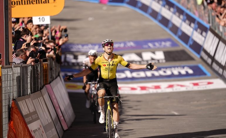 Giro d’Italia, Van Aert trionfa in Piazza del Campo. Maglia rosa al messicano Del Toro