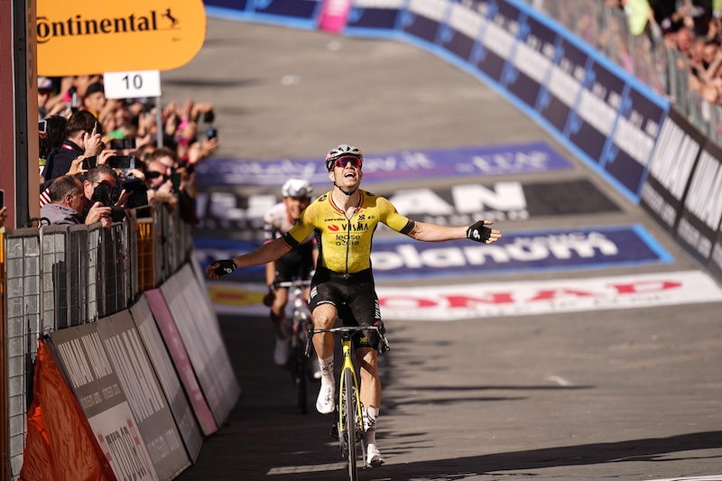 Giro d’Italia, Van Aert trionfa in Piazza del Campo. Maglia rosa al messicano Del Toro