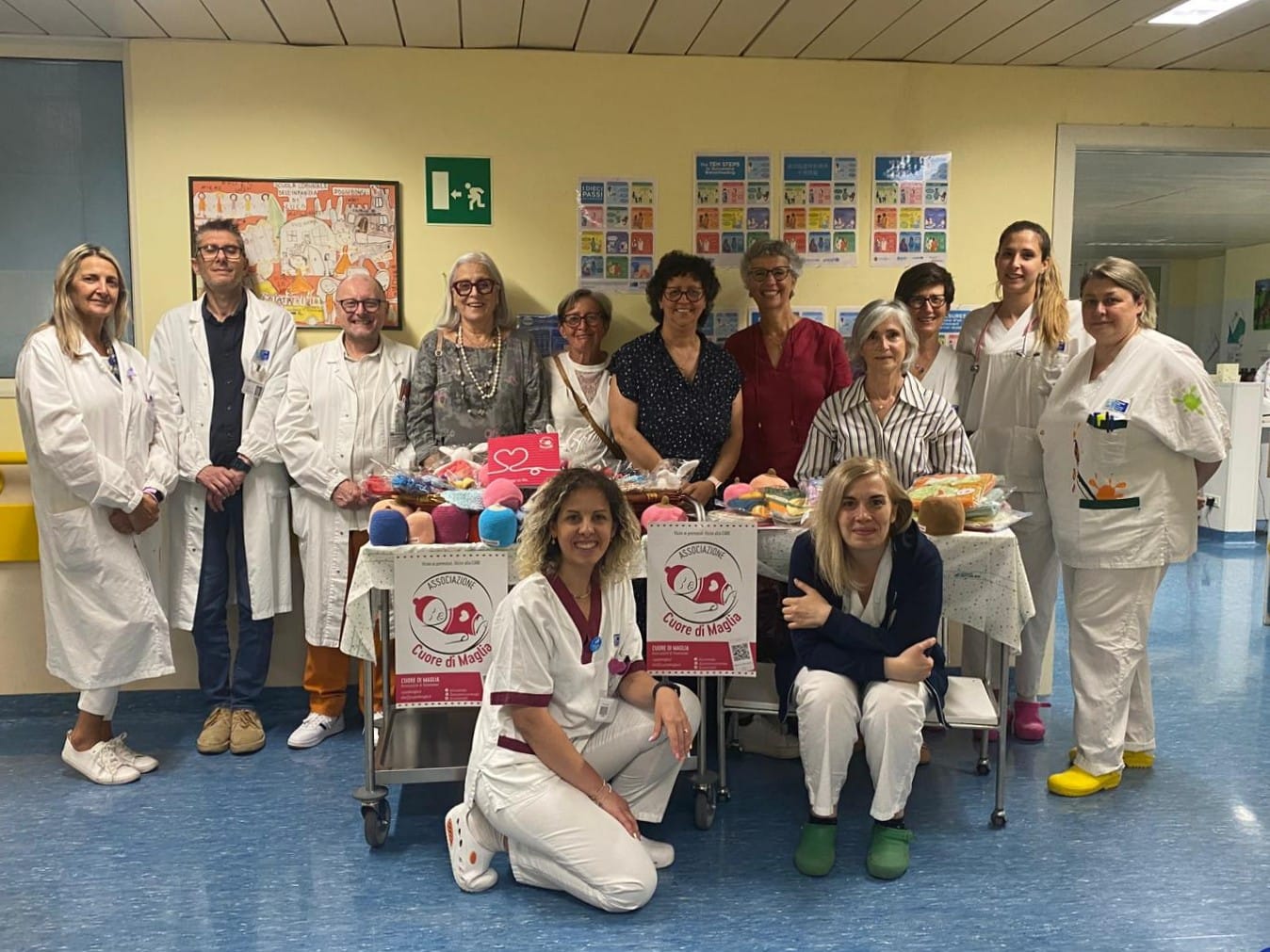 Cuore di maglia e la Contrada della Torre portano doni fatti a mano alla Neonatologia di Campostaggia