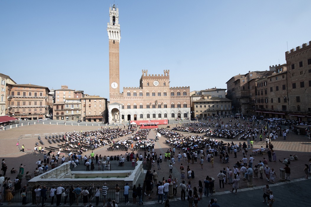 Graduation Day, edizione record. Di Pietra: “L’errore è un diritto necessario che ci appartiene”. E un pensiero va ai conflitti in corso
