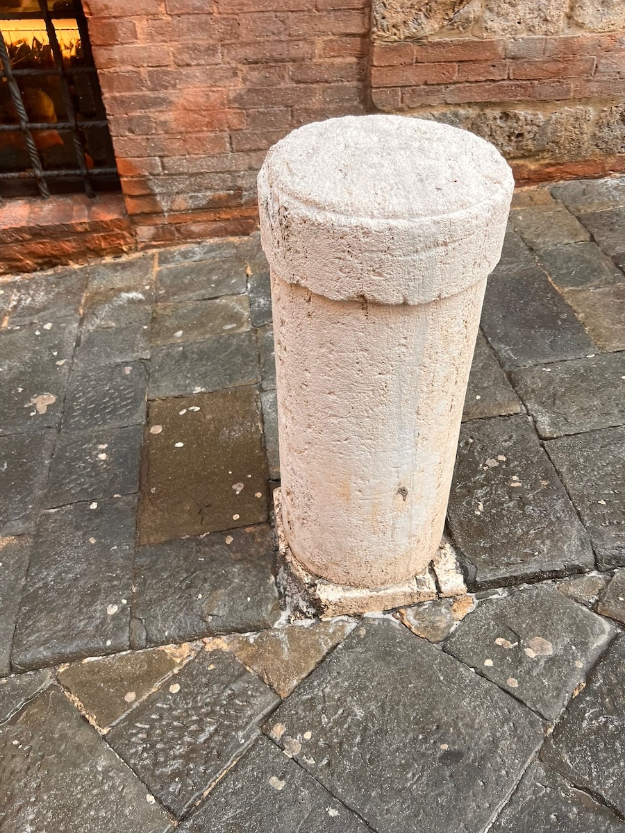 Siena, più bella e curata: completato l’intervento di pulizia dei colonnini lapidei in via del Cavallerizzo