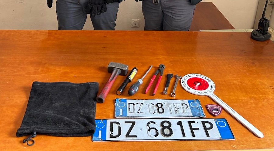 Uomo di 36 anni arrestato in flagranza per furto aggravato. Si nascondeva dietro ad un furgone con targhe contraffatte e la refurtiva in mano