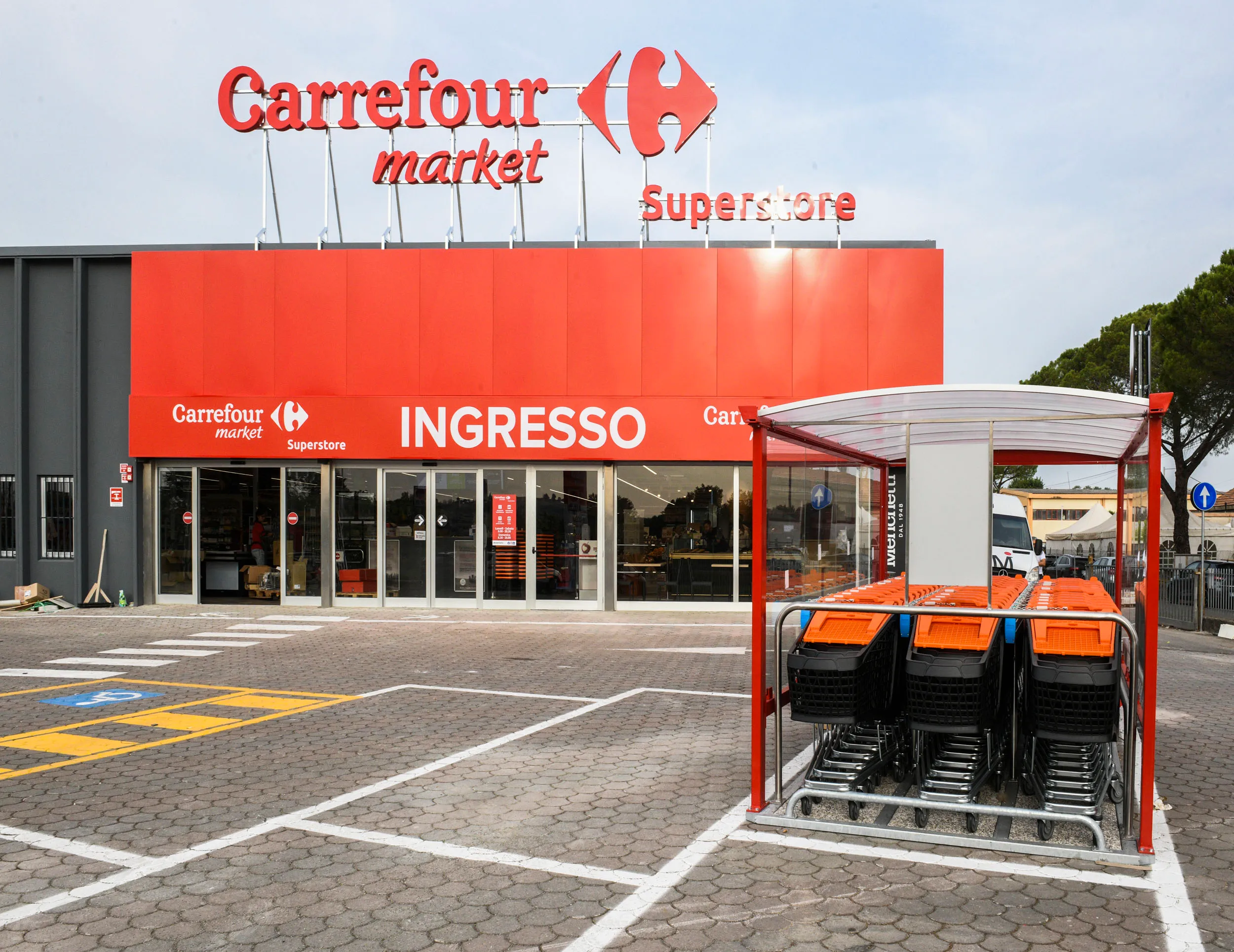 Prenota i libri, ritirali al supermercato: torna il servizio scuola nei negozi Carrefour di Etruria Retail