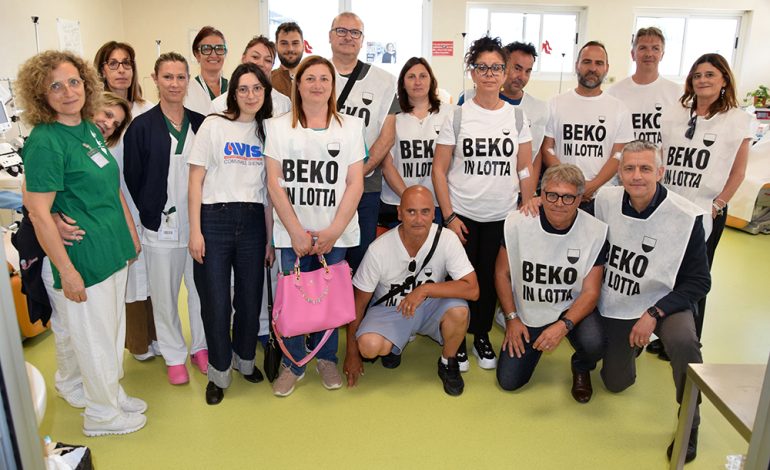 Delegazione di lavoratori Beko a donare il sangue all’Aou Senese insieme all’Avis