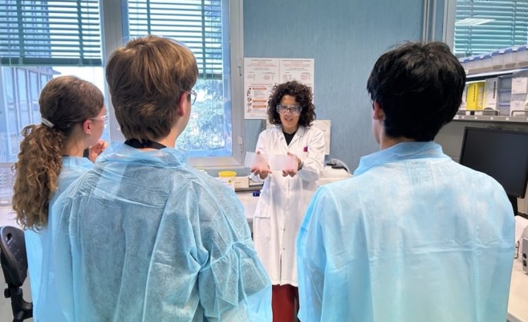 Dai banchi di scuola ai laboratori: gli studenti dell’International School of Siena alla scoperta di GVGH e del mondo dei vaccini